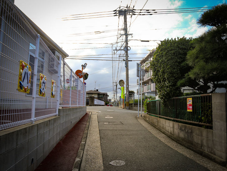 細い道を歩き続ける