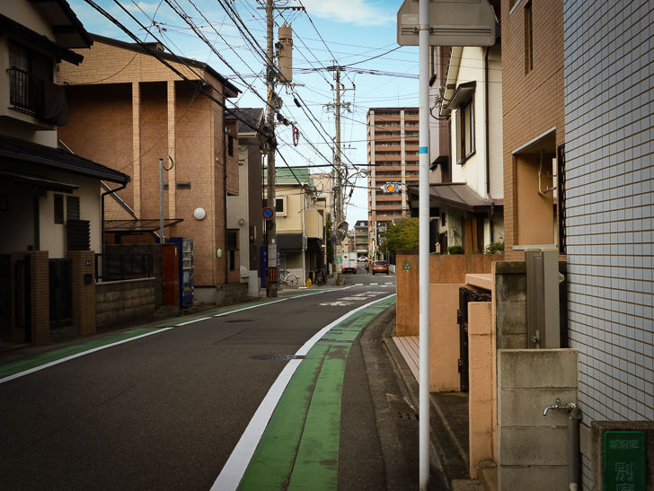 住宅街の細い道