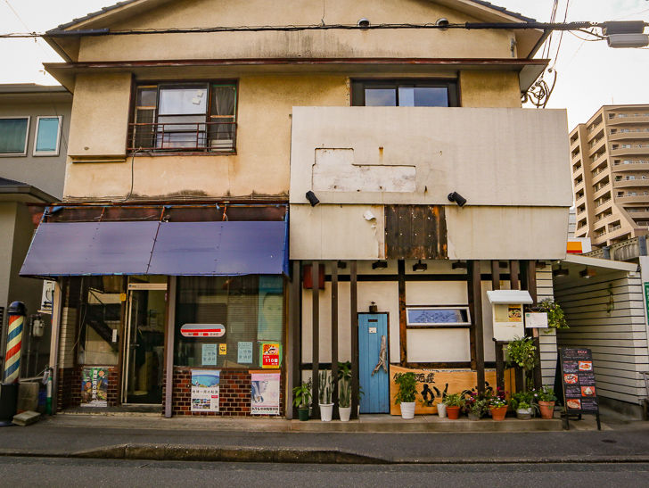 「理容 三好」と「食酒屋 かんべえ」