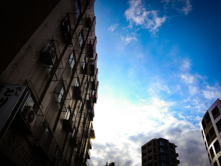 マンションと青空