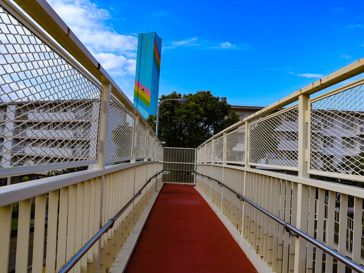 歩道橋の上