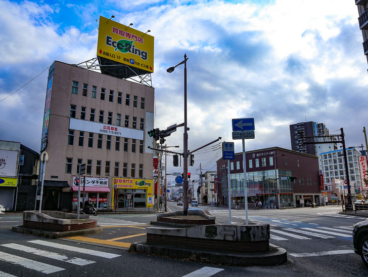 横断歩道も少し入り組んでいる