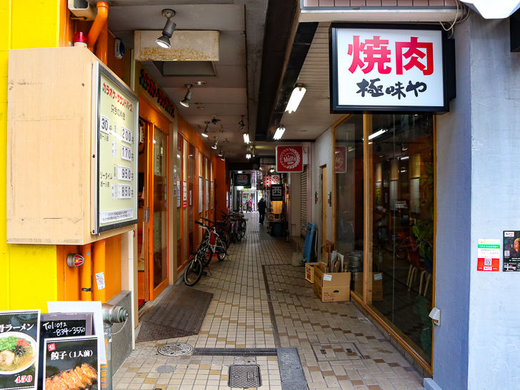 地下鉄「西新」傍の商店街の景色