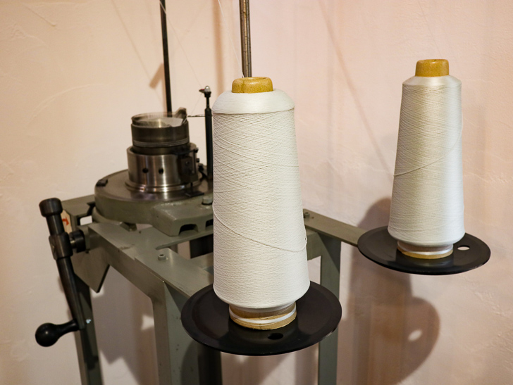 店内には、日本に2台しか無い「初期の編み機のレプリカ」がある