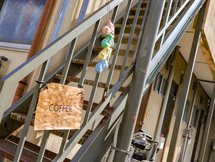 「How's That」の入り口は、この階段を昇った先にある