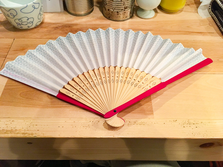 ナフキンホルダーのところに、扇子が設置されていた