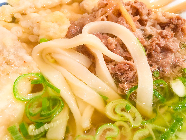 「粉やなぎ」のうどん麺