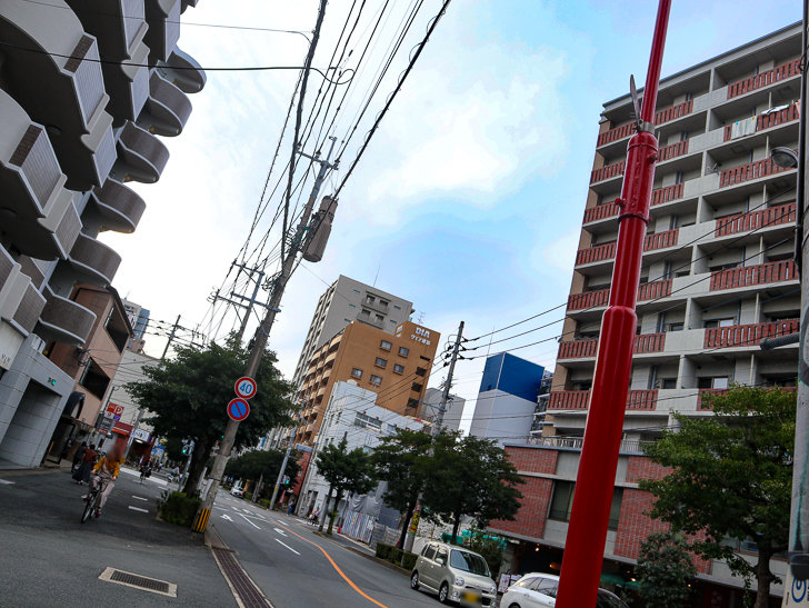 交差点「平尾駅入り口」近く