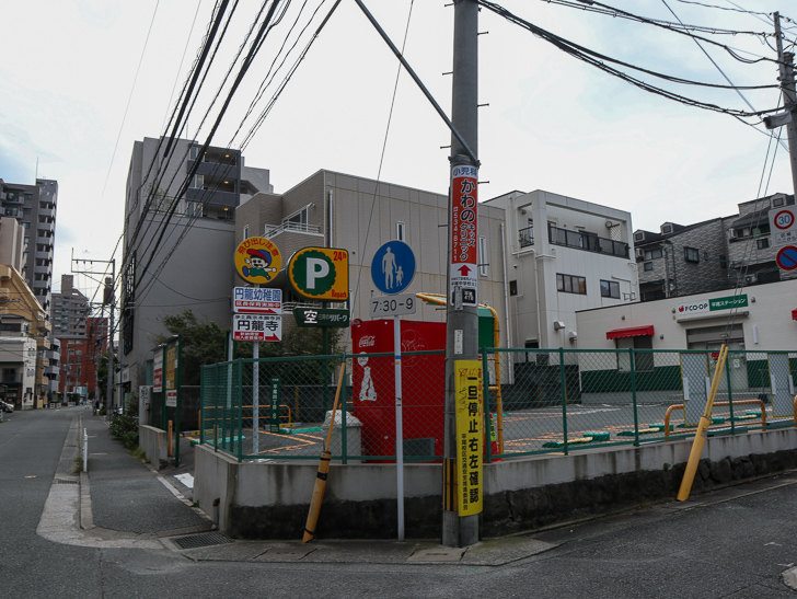 標識や看板が密集していて情報量が多い