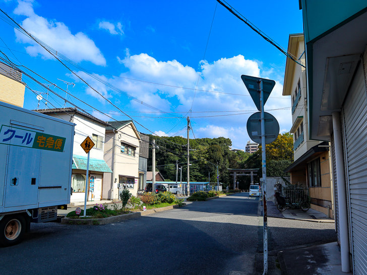 護国神社への道