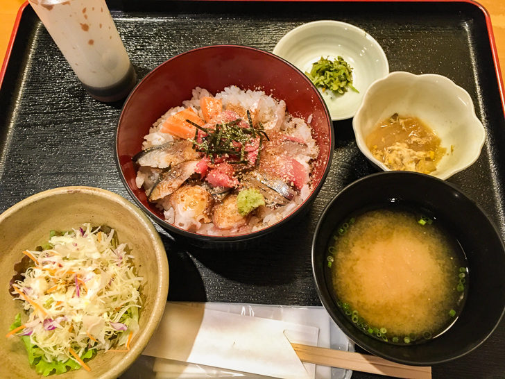 海鮮丼定食（800円）
