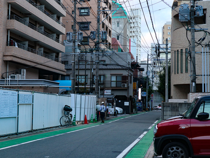 「萬田うどん」の通り