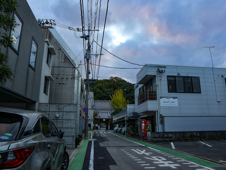 奥に見えるのは「西光寺」
