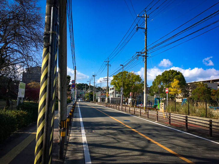 「山荘公園」と「平尾山荘」の間の道路