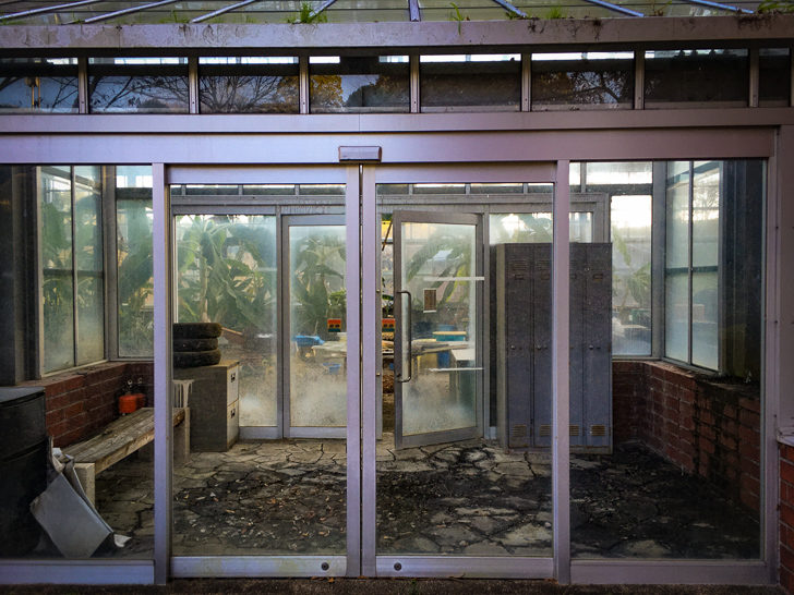 植物園：中は物置と化していた