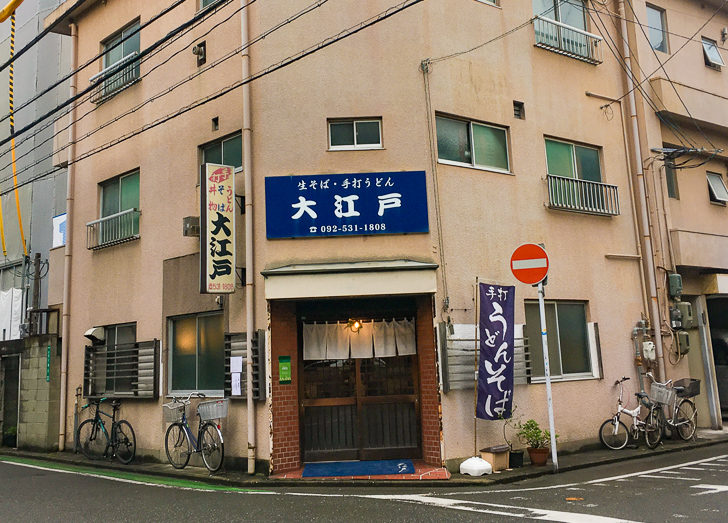 外観（信号のない、見晴らしの良い交差点にあり、遠くからでも非常に視認しやすい