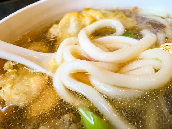 うどん麺は、さぬき系のコシのある麺