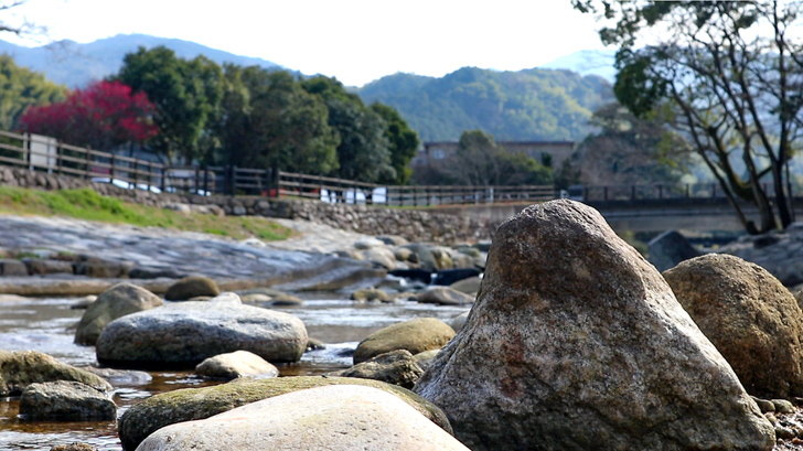 川のせせらぎが心地良い