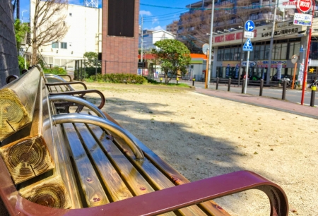 【小笹2丁目】「小笹南公園」木漏れ日の中で小休止…。