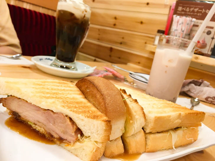 あみ焼きチキンホットサンド（860円）