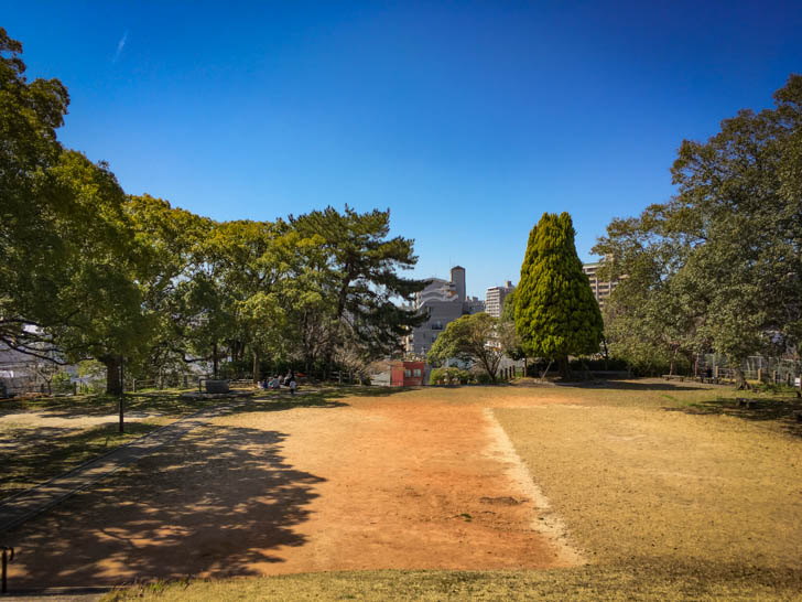 一つ下の段はグラウンドになっている