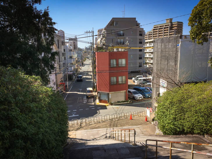 この階段を登るとさっきの石灯篭のフィールドに着く