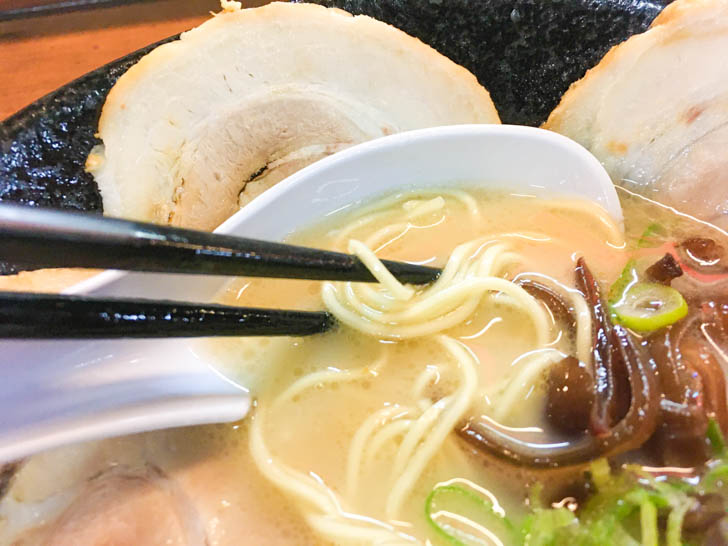 博多ラーメンらしい極端な細麺