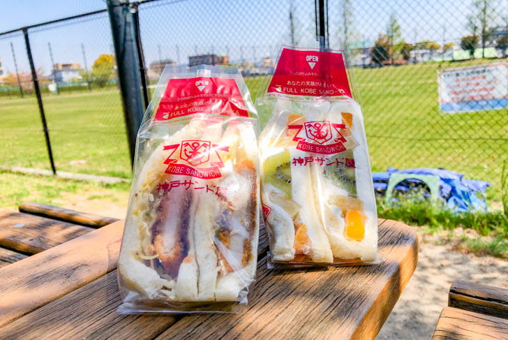 左：ロースかつサンド（250円）、右：海賊フルーツ（240円）