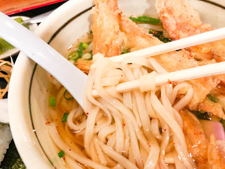 「能古うどん」さんの麺はとても細い、そして薄い