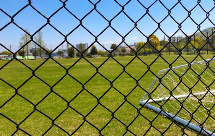 フェンス越しのサッカーコート