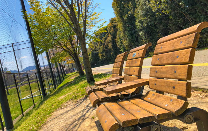 ちょっとオシャレな木製ベンチ