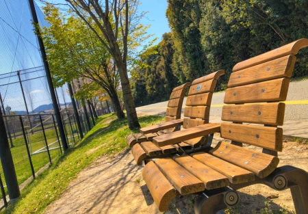 【干隈２丁目】「西南杜之湖畔公園球技場」ベンチが多く一休みに最適