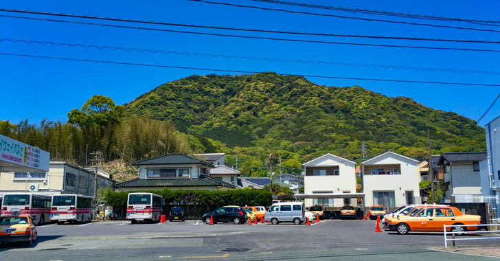 西鉄バス営業所と山