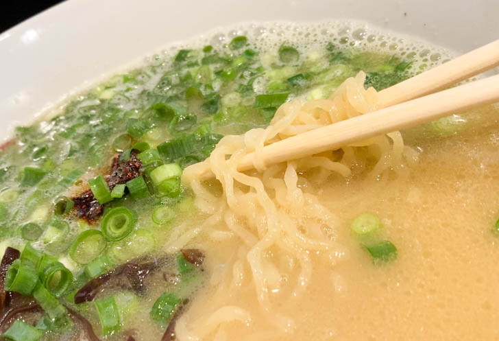 スープが絡むちぢれ面