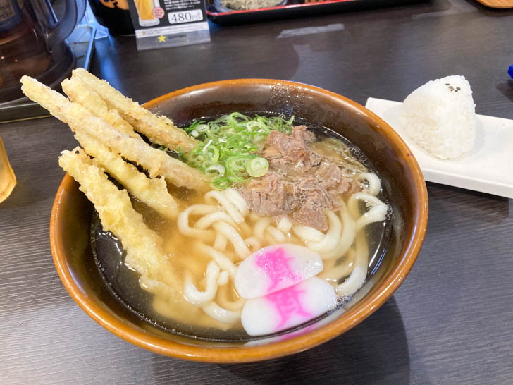肉ごぼう天うどん（700円）と白おにぎり一個（80円）