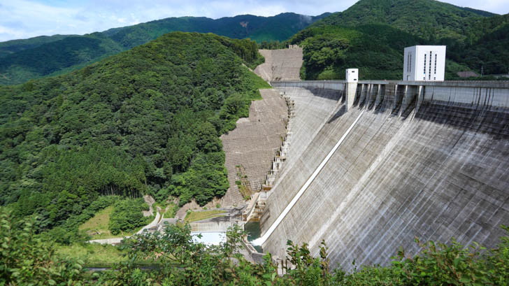 水がウォータースライダーのように流れている