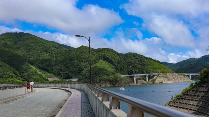 ダム上の橋が一番の観光スポット
