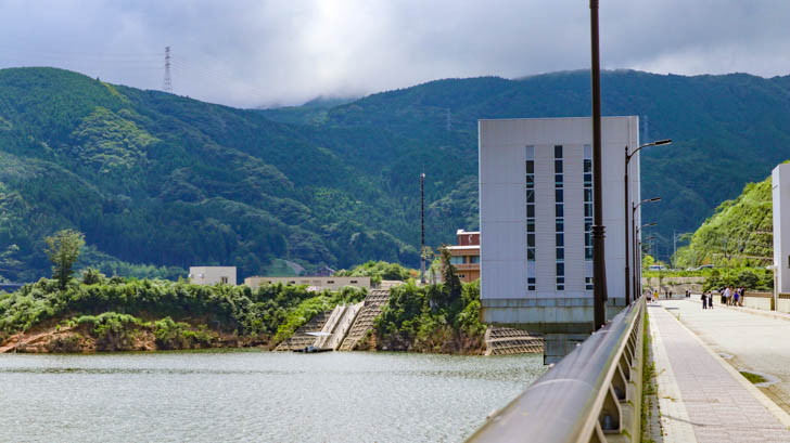 貯水池と取水設備