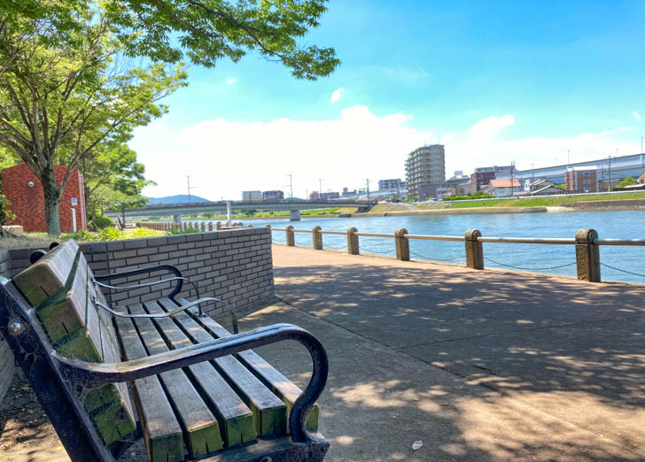 ベンチと室見川