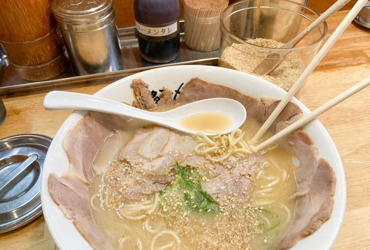 すりごま、ラーメンタレ、胡椒を投入