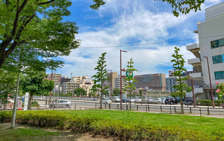 そこそこ交通量の多い「那の津通り」に面している