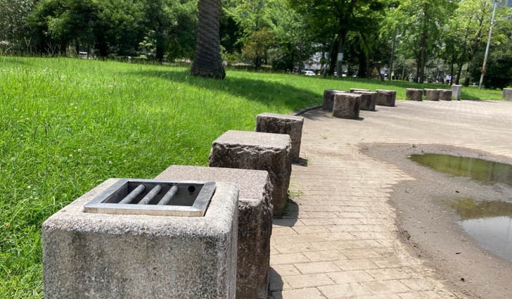 噴水池の周りには、一定のスペースで灰皿が設置されている