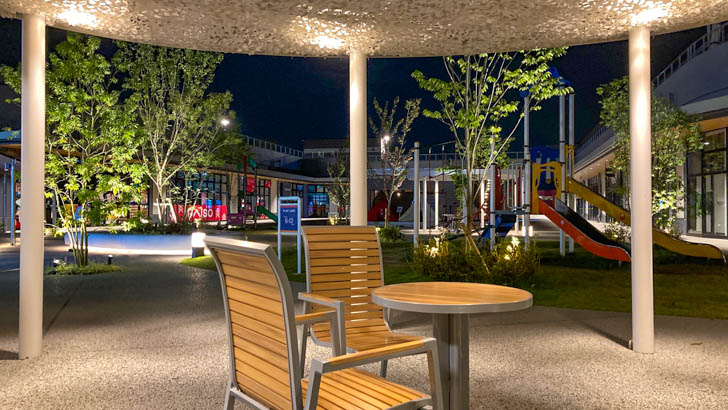 屋根付きのテーブル席