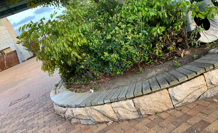 ベンチ：休憩するのに丁度よい場所