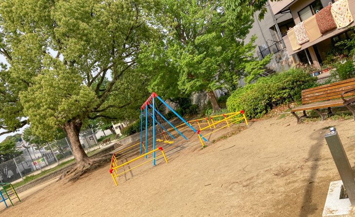 ブランコとベンチ