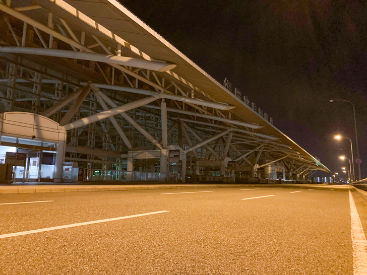 バスとか車に乗り込むところ