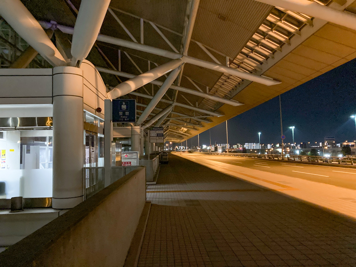 左側の明るいところは交番