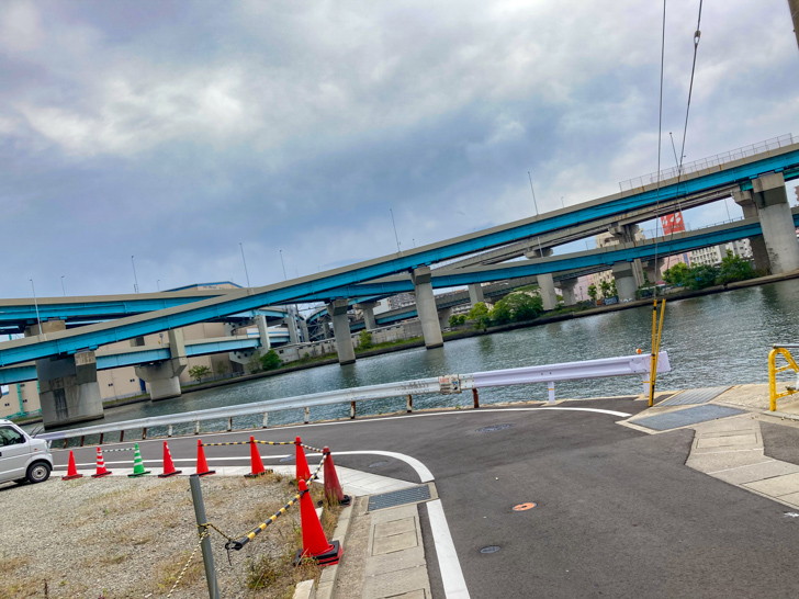 川と高速道路が見える