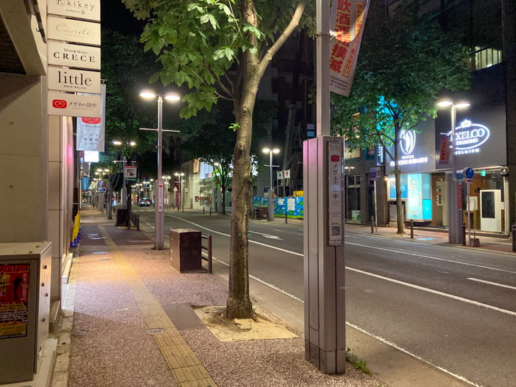 国体道路寄りの所。深夜2時はさすがに人は少ない