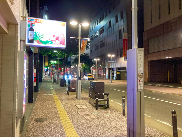 深夜とは言え該当で明々としている